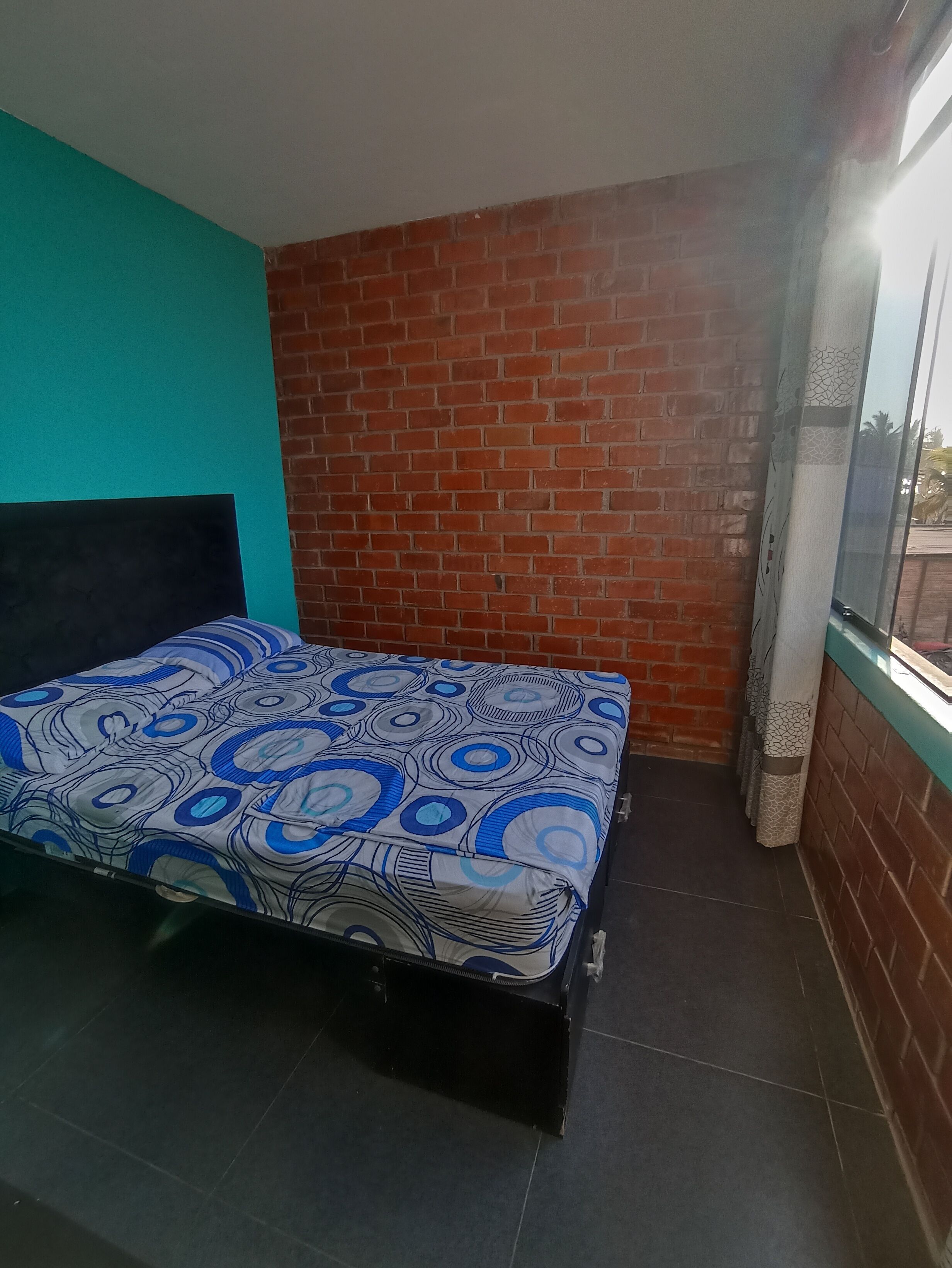 5 室のベッドルーム、WiFi (無料)、ベッドシーツ