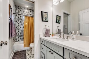 Dutxa, assecador de cabells, tovalloles i sabó 