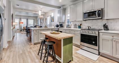 Home w/ King Bed Nr RiverWalk - Large Backyard
