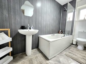 Comfort House | Bathroom | Combined shower/tub