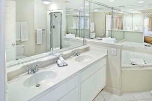 Secadora de cabello, bidet, toallas, jabón