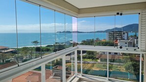 A balcony with a view of the sea and surrounding buildings. - Velutti Family Vista Mar - Penha - SC (Penha)