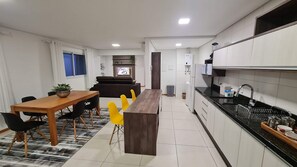 Departamento de luna de miel, acceso a la alberca, vista a la playa | Cocina privada | Refrigerador, microondas, licuadora y horno tostador 