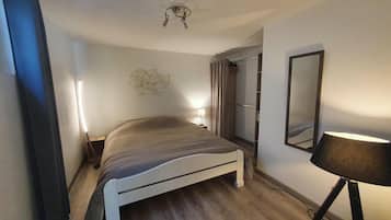 1 habitación, tabla de planchar con plancha, wifi y ropa de cama