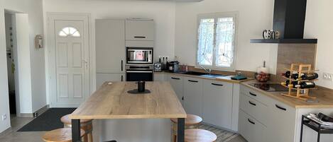 Réfrigérateur, micro-ondes, four, plaque de cuisson