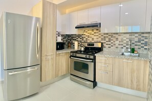 Réfrigérateur, four à micro-ondes, un four, surface de cuisson