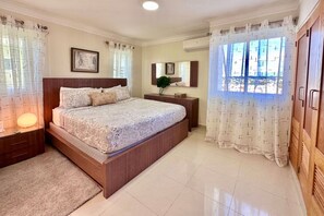 4 habitaciones, tabla de planchar con plancha, wifi y ropa de cama 