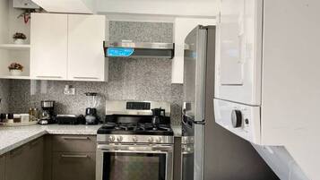 Fridge, oven, stovetop, coffee/tea maker