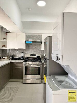 Fridge, oven, stovetop, coffee/tea maker