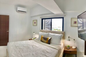 2 bedrooms, desk, iron/ironing board, WiFi