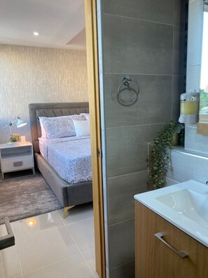 1 bedroom, iron/ironing board, WiFi - Cozy, Very Well Appointed City Center Condo, Full AC, Fast Wi-Fi, King Size Bed. (Santo Domingo)