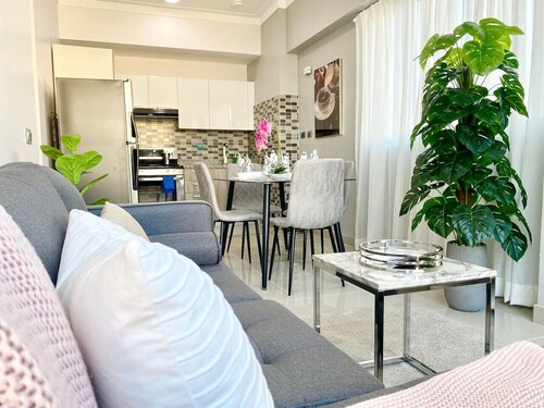 Cozy, Very Well Appointed City Center Condo, Full AC, Fast Wi-Fi, King Size Bed.