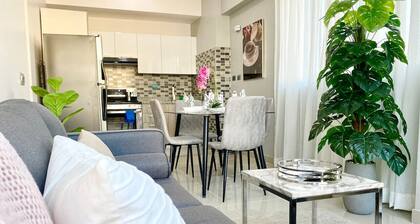 Cozy, Very Well Appointed City Center Condo, Full AC, Fast Wi-Fi, King Size Bed.