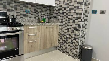 Fridge, oven, stovetop, coffee/tea maker