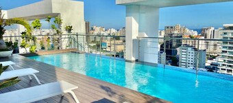 Luxury Upscale, City Center Condo, Full AC, Fast Wi-Fi, Pool, King Bed, Near All