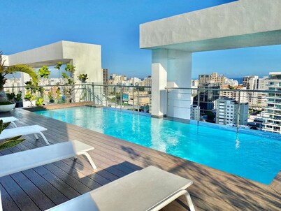 Luxury Upscale, City Center Condo, Full AC, Fast Wi-Fi, Pool, King Bed, Near All