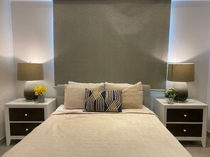 1 bedroom, desk, iron/ironing board, free WiFi - Stylish, Upscale City Center Condo, Rooftop Terrace with Amazing City Views. (Santo Domingo)