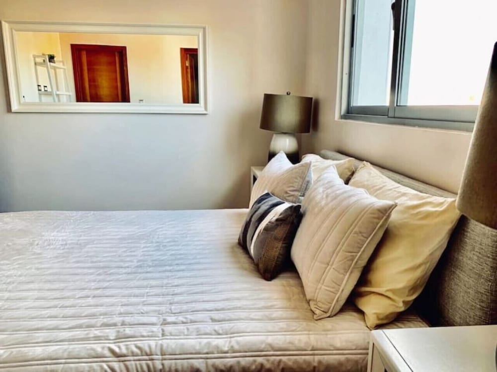 Upscale City Center Luxury Condominium Living Reference: Stylish Upscale City Center Condo Rooftop Terrace With Amazing City