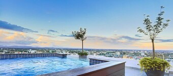 Luxury Upscale City Center Apt