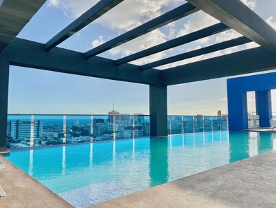 Stylish Centric Condo, Full AC, Rooftop Terrace, Pool, Spectacular City Views