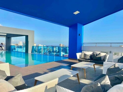 Stylish Centric Condo, Full AC, Rooftop Terrace, Pool, Spectacular City Views