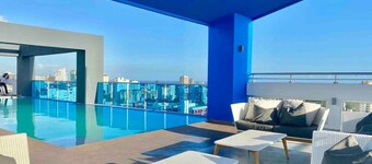 Stylish Centric Condo, Full AC, Rooftop Terrace, Pool, Spectacular City Views