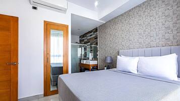 2 bedrooms, desk, iron/ironing board, WiFi