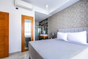 2 bedrooms, desk, iron/ironing board, WiFi