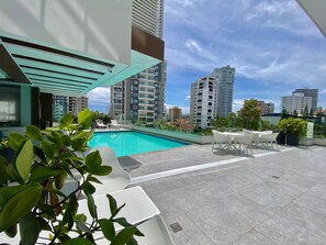 A rooftop pool area with a clear view of surrounding high-rise buildings. - Elegant, Finely Decorated City Center 2 Bdrm Condo, Pool, Near All (Santo Domingo)