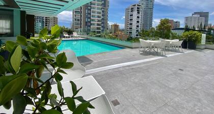 Elegant, Finely Decorated City Center 2 Bdrm Condo, Pool, Near All