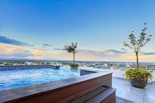 Luxury Centric Apt, Great Views