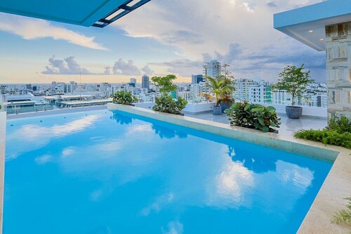 Luxury Upscale City Center Condo, Rooftop Terrace, Jacuzzi, Stunning City Views