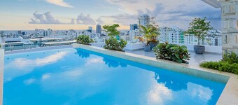 Luxury Upscale City Center Condo, Rooftop Terrace, Jacuzzi, Stunning City Views