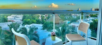 Cozy Hideaway Condo, Full AC, Fast Wi-Fi, Pool, 5 min to Beach