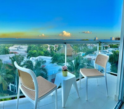 Cozy Hideaway Condo, Full AC, Fast Wi-Fi, Pool, 5 min to Beach