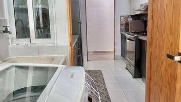 Refrigerador, horno, parrilla de estufa y cafetera y tetera