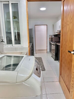 Fridge, oven, stovetop, coffee/tea maker