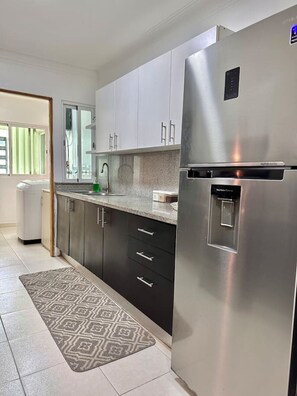 Fridge, oven, stovetop, coffee/tea maker