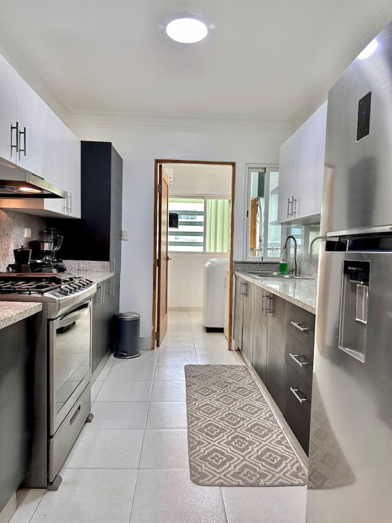 Refrigerador, horno, parrilla de estufa y cafetera y tetera 