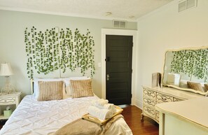 6 bedrooms, WiFi, bed sheets - Racing Capital of the World! Located near the Indianapolis Motor Speedway. (Speedway)