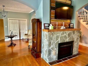 Smart TV y chimenea 
