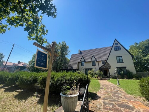 1935 Muskogee English Tudor Home - 2nd Floor Merlot Room