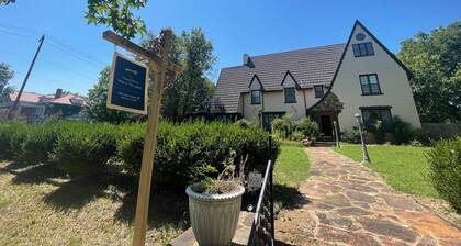 1935 Muskogee English Tudor Home - 2nd Floor Merlot Room