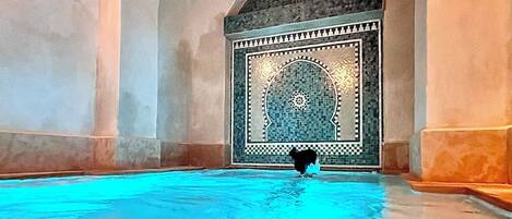 Lämmitetty uima-allas