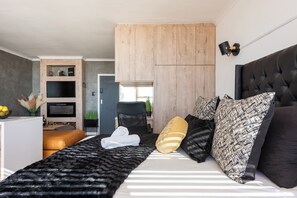 1 bedroom, desk, iron/ironing board, WiFi