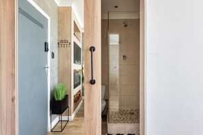 Douche, sèche-cheveux, serviettes fournies, savon