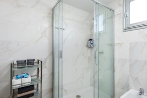 SĂšche-cheveux, bidet, serviettes fournies, shampoing