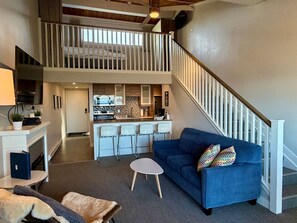 Smart TV, fireplace, DVD player - Oceanfront Studio with Loft - amazing views! (Qualicum Beach)