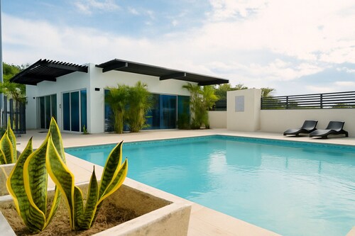 Modern 3BR Apt | Pool, Gym, Parking | Near Monument