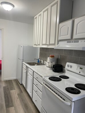 Kylskåp, mikrovågsugn, ugn och spishäll